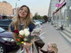 Это народная любовь: тиктокершу Аню Покров задарили цветами в родном Волгограде