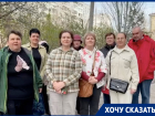 "В нашем доме детство провел Евгений Плющенко": волгоградцы устроили народный сход на разбитой дороге 