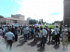 В Волжском митингующие требовали вернуть уволенного директора школы № 2