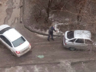 Машины массово застревают в сошедшем со снегом асфальте в Волгограде