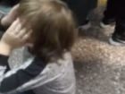 Дети сидят на полу: дикая очередь к педиатру попала на видео в Волгоградской области