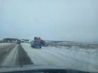 Фуры вылетают с трасс в Волгоградской области: дороги не чистят от снегопада 