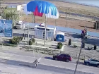Парашютист приземлился на дорогу под Волгоградом 