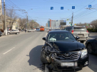 Решила развернуться на Продольной: столкновение Nissan и Toyota в центре Волгограда попало на видео