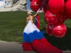 Дизайнер в платье-триколоре устроила фотосессию с 200 шарами на Мамаевом кургане