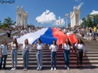 Утомлённые жарой и солнцем: в Волгограде пронесли 100-метровый флаг России