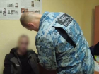 Резал 19-летнего и давил людей на угнанной «Ладе»:  задержанный в Волжском дебошир попал на видео