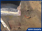 Жители Ворошиловского района Волгограда показали на видео, как из-за прорванной трубы затопило двор