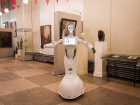 Робот-гид Kiki проводит экскурсии в музее ИЗО Волгограда 