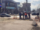 Огромную дыру из-за провалившегося асфальта в Волгограде засыпали рабочие  