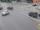 Желавший проскочить ВАЗ разбился и повалил "ГАЗель" в Волгограде: видео