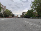 Танки раскрошили асфальт на улице Мира в Волгограде после парада Победы
