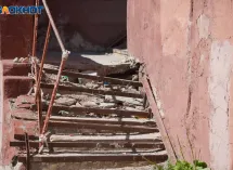 Лестница-капкан караулит волгоградцев рядом с домом Максюты и комитетом градостроительства