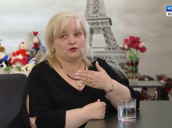 Волгоградский депутат-директор похвасталась перед детьми дорогим графином для вина