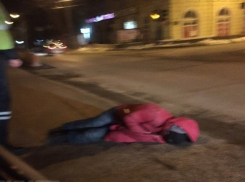Пьяный пешеход напугал водителей сном посередине Комсомольского моста в Волгограде