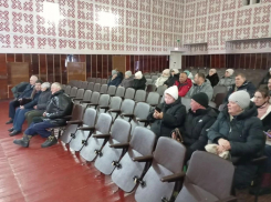 В холодных полупустых залах собрали волгоградцев обсудить планы на будущее