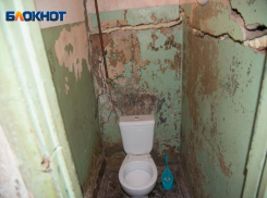 В Волгограде подрядчик за 27 миллионов разобрал отмостки и часть крыш домов, чем привел к их затоплению