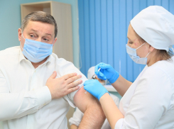 «Бороться с «омикроном» QR-кодом – бесполезная попытка»: волгоградский губернатор привился от COVID-19
