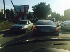 Автоледи в Волгограде парализовала трассу с односторонним движением