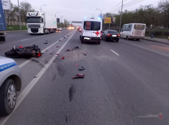Волгоградец на мотоцикле врезался в машину скорой помощи: врачи борются за его жизнь