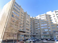 Смерть юного парня под окнами многоэтажки обсуждают волгоградцы 