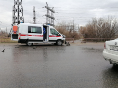 Скорая попала в аварию у застывшей в пробке Волжской ГЭС: с другой стороны тоже ДТП 