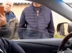 Активистов удерживали за проверку стихийной свалки у кладбища в Волгограде: видео 