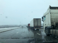 Огромная пробка из большегрузов образовалась на Третьей Продольной в Волгограде: видео 
