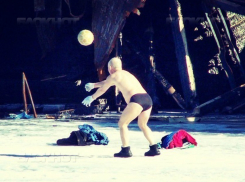  Мужчины в одних трусах сыграли на заледенелой Камышинке в волейбол