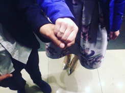 Волгоградская невеста в золотых туфельках похвасталась кольцом на пальчике 