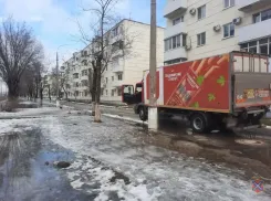 Мужчина погиб под колесами грузовика в центре Волгограда