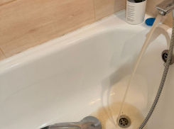 Ржавая вода вместе с отоплением пришла в дома на юге Волгограда 