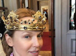 Альбина Джанабаева надела корону и решила кутить