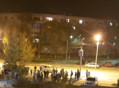В Волжском пьяные мужчины угрожали оппоненту пистолетом