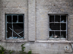 Лень было идти домой: житель Волгоградской области зашел к соседке через окно, чтобы докурить бычки