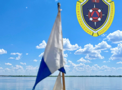 Лодка с тремя мужчинами перевернулась на пруду под Волгоградом