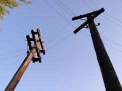 Электрика раздавило сложившимся пополам столбом под Волгоградом 