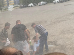 В Волгограде пенсионер упал в обморок в душном автобусе №2