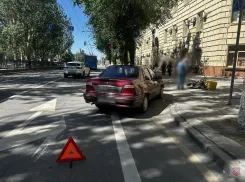Доставщика еды сбили на дороге в центре Волгограда 