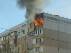 На севере Волгограда из горящего дома эвакуировали 20 человек