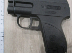 Волгоградец с газовым пистолетом ограбил прохожего 