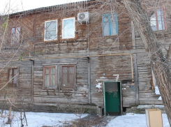 Жильцы опасного дома на юге Волгограда латают дыры в стенах подручными средствами
