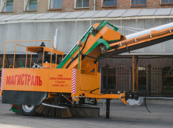 Подметально-уборочную машину протаранил ВАЗ в Волгограде: два человека в больнице