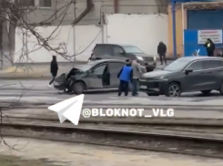 Последствие ДТП на юге Волгограда попало на видео