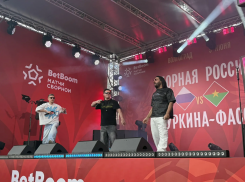 Тысячи фанатов подпевали группе «Корни» перед игрой сборных РФ и Буркина-Фасо в Волгограде