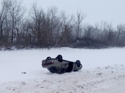 Под Волгоградом водитель Skoda Octavia спровоцировал аварию: двое пострадали
