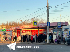 Гигантская толпа собралась на морозе на юге Волгограда