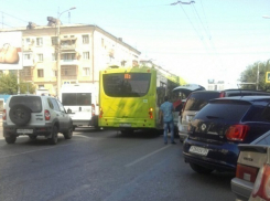 Авария парализовала движение автомобилей в районе Ворошиловского ТЦ 