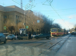 Полчаса было парализовано движение трамваев из-за ДТП в центре Волгограда