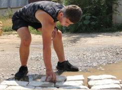 Своими силами отремонтировать дорогу кирпичами в Дзержинском районе решил юный волгоградец